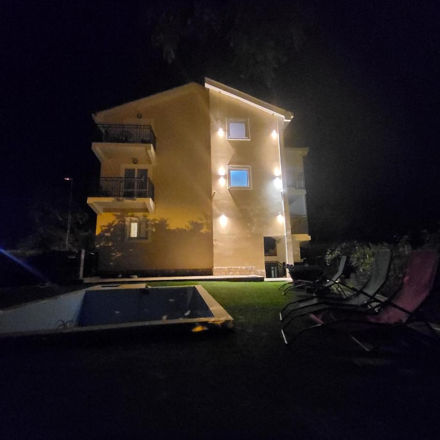 Apartmani Mia Sorajic Petrovac Екстериор снимка